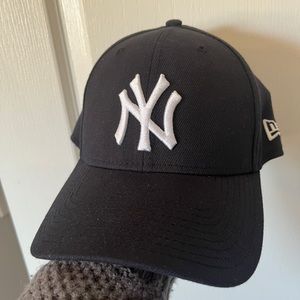 New York Yankees New Era flex fit hat. Brand new, never worn.